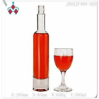 Bouteille de vodka vide en verre